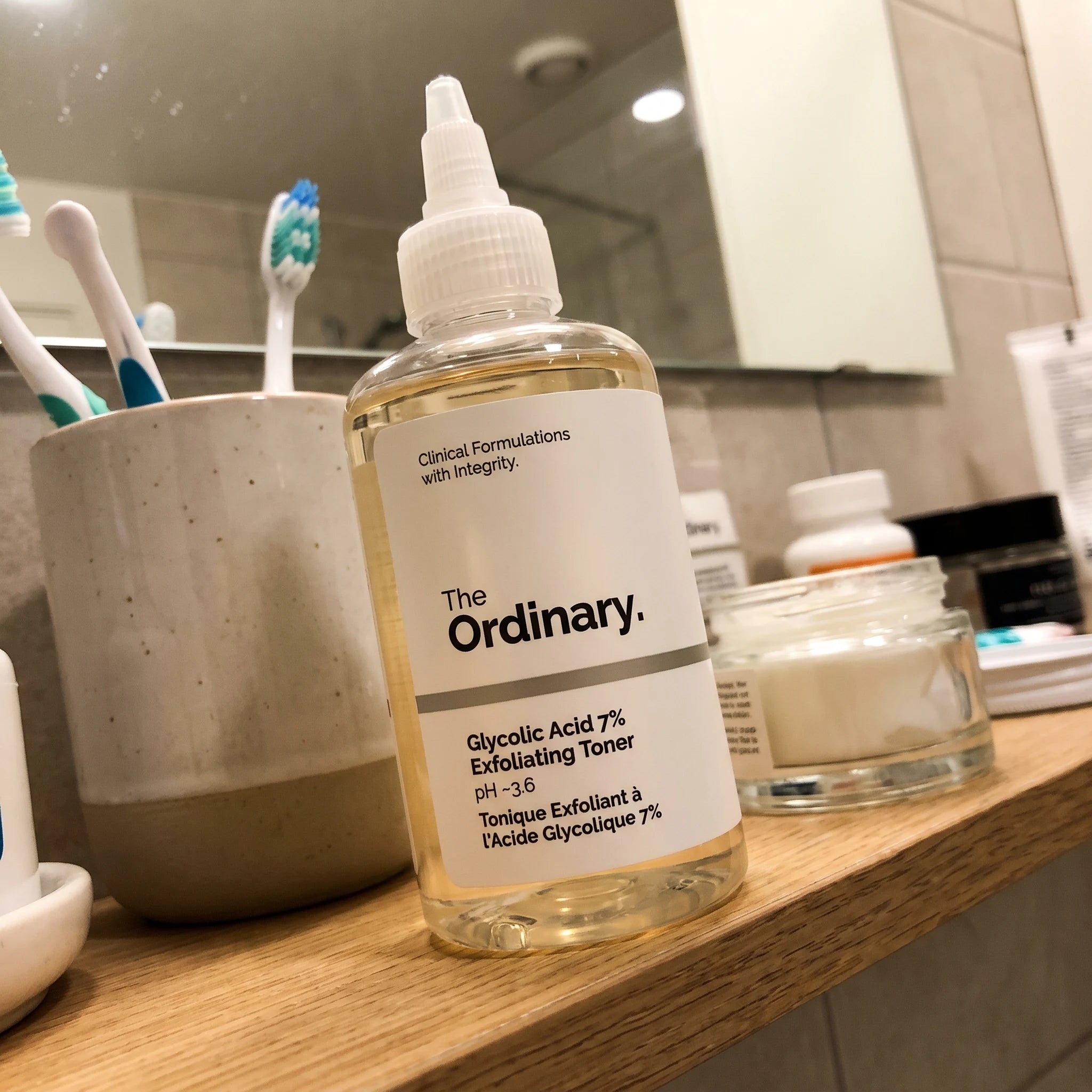 Ácido Glicólico The Ordinary - Reseña — foto casera en repisa del baño