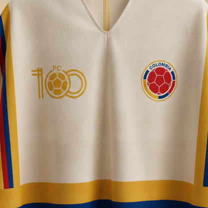 Poncho Colombia crema - Trust detail — quality close-up on gold emblem/stripe band (Crema)